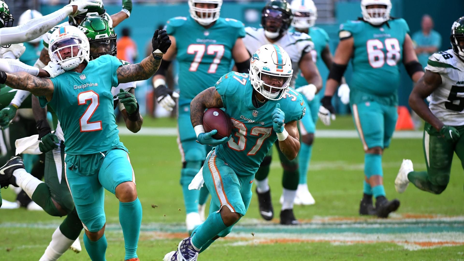 
                <strong>Gewinner: Miami Dolphins</strong><br>
                Auch wenn der knappe Erfolg der Miami Dolphins über die New York Jets auf den ersten Moment nicht beeindruckend erscheinen mag, stehen die Dolphins nach dieser Woche eindeutig als einer der großen Gewinner da. Es war bereits der sechste Sieg in Folge, nachdem das Team vom South Beach mit einem Sieg und sieben Niederlagen in die Saison gestartet war. Mit einer Bilanz von 7-7 kratzen die Dolphins plötzlich auch an den Playoff-Rängen. Mit schweren Duellen gegen die New Orleans Saints, Tennessee Titans und New England Patriots ist der Weg dorthin zwar schwer, doch sie haben bereits bewiesen, dass mit ihnen allzeit zu rechnen ist. 
              