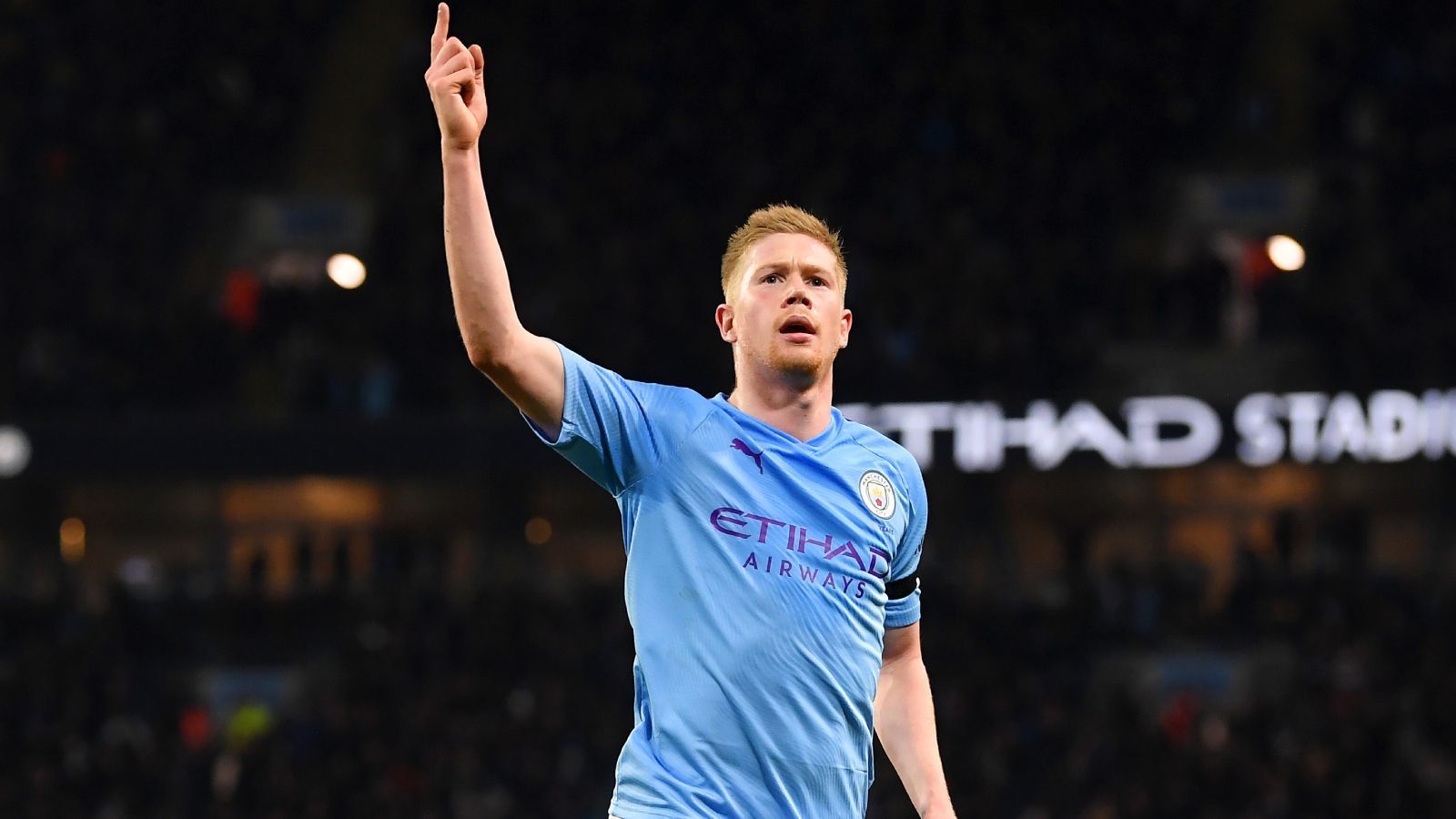 
                <strong>Kevin De Bruyne (Manchester City)</strong><br>
                Der ehemalige Bundesliga-Profi des VfL Wolfsburg und von Werder Bremen hat es nach 2017 zum zweiten Mal in die Top Elf des Jahres geschafft. Mit Manchester City räumte der 28-Jährige alle nationalen Titel in England ab. Vor allem im zweiten Halbjahr 2019 konnte der Belgier als Vorlagengeber in der Premier League glänzen und legte seinen Mitspielern 13 Tore vor. 
              