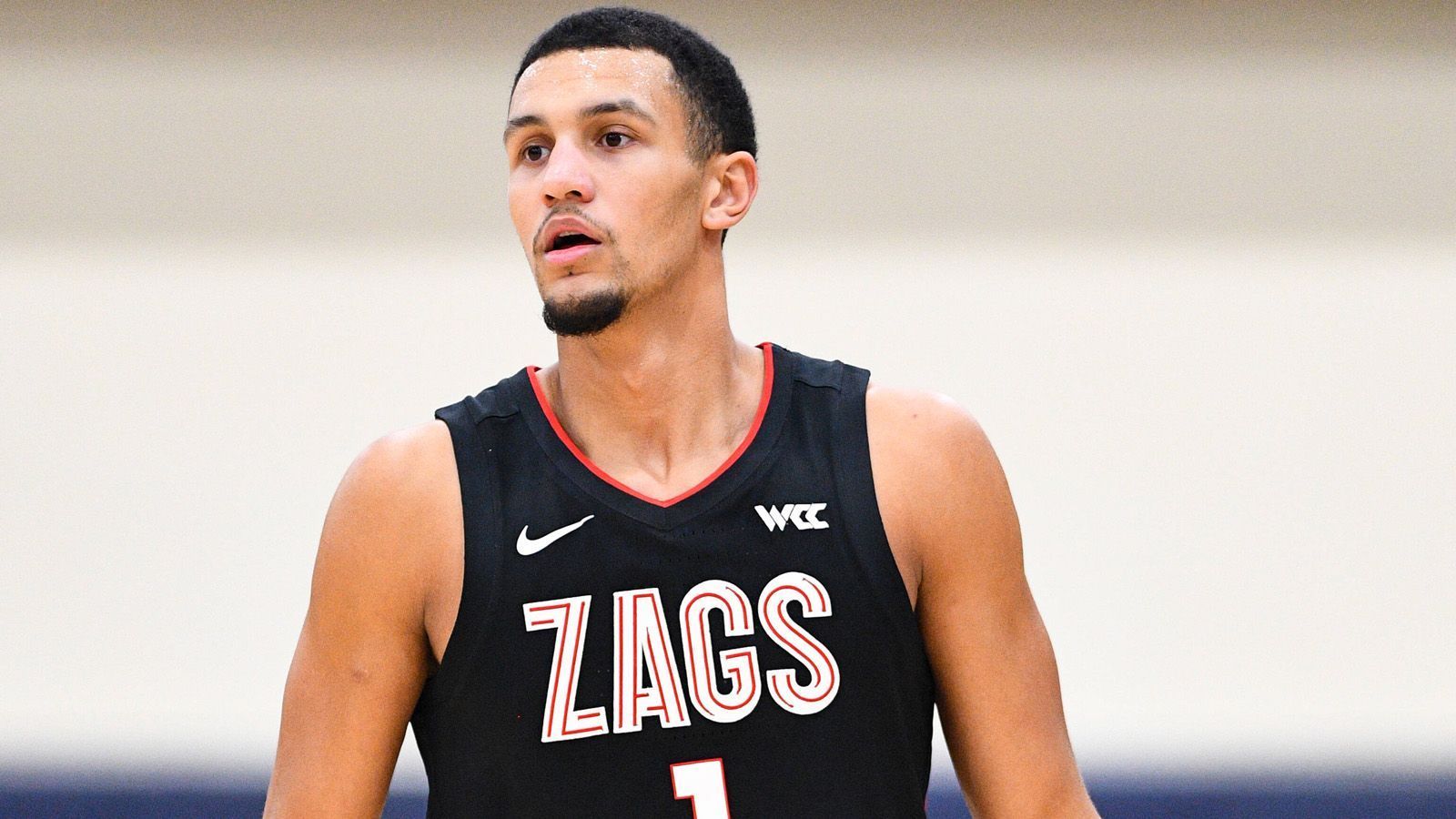 
                <strong>Jalen Suggs (Gonzaga, Guard)</strong><br>
                Suggs gilt hinter Cade Cunningham als der möglicherweise zweitbeste Point Guard des NBA Draft. Sein Buzzer Beater gegen UCLA von der Mittellinie beförderte ihn zum Superstar. In der vergangenen College-Saison kam der 20-Jährige auf einen Punkteschnitt von 14,4. Er hat das Potenzial, um in der NBA sofort eine Führungsrolle einzunehmen.
              