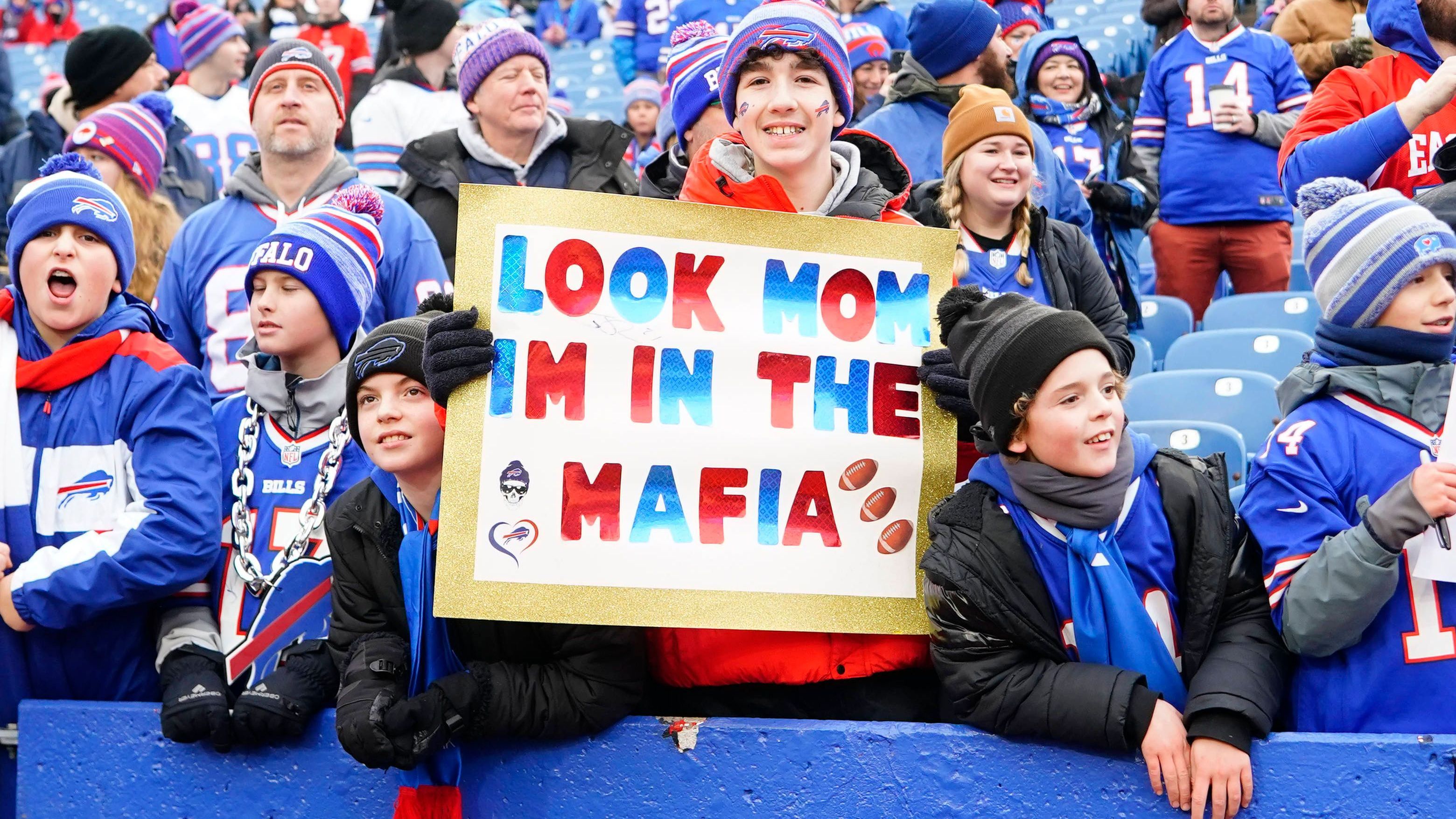 <strong>Buffalo Bills</strong><br>Englisch: "Why are the Bills called mafia?"<br>Deutsch: "Warum werden die Bills Mafia genannt?"