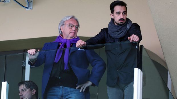 
                <strong>Verabschiedung vom verstorbenen Ex-Kapitän Astori in Florenz</strong><br>
                Auf der Tribüne sind Florenz-Besitzer Diego Della Valle (li.) und Marco Astori (re.), Bruder des Verstorbenen, sichtlich ergriffen von der großen Anteilnahme am Tod von Davide Astori.
              