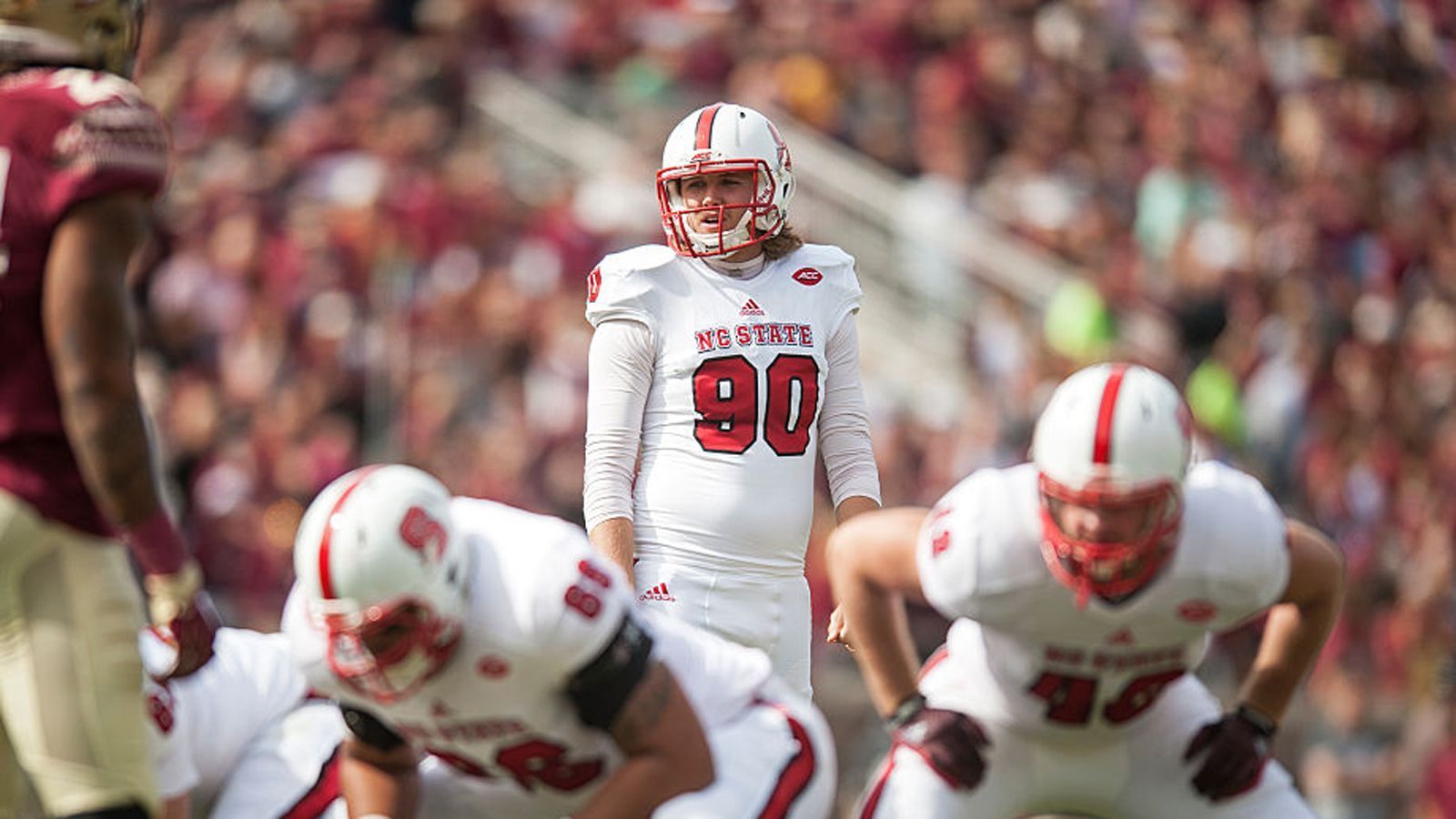 
                <strong>Punter: A.J. Cole III (N.C. State)</strong><br>
                A.J. Cole III erreichte vergangene Saison ein Punting-Schnitt von 42,4 Prozent. Sein längster Punt ging über 72 Yards. Insgesamt lässt sich festhalten: Seine Punts bewegten sich konstant auf einem ordentlichen Niveau. Seine Beinstärke ist allerdings nicht sonderlich ausgeprägt. Es gelang ihm auch zu selten, den Gegner mit einem perfekten Punt nahe an dessen Endzone zu befördern. Dafür aber gilt er als ein Sportler mit außergewöhnlichem Charakter und war in seinem Team sehr angesehen. Cole hat also durchaus eine Chance, in der 7. Runde ausgewählt zu werden.
              