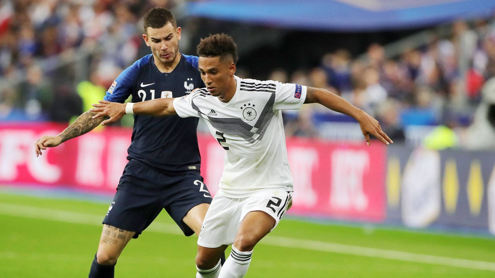 
                <strong>Thilo Kehrer (Deutschland)</strong><br>
                Im Vorwärtsgang wird der Startelf-Debütant oft gesucht. Hinten zeigt der Wahl-Pariser Licht und Schatten: Gegen Mbappe arbeitet er gut zurück, Hernandez deckt jedoch auch Kehrers Schwächen auf. Den Atletico-Profi lässt er auch vor dem 1:1 zu einfach flanken. ran-Note: 4
              