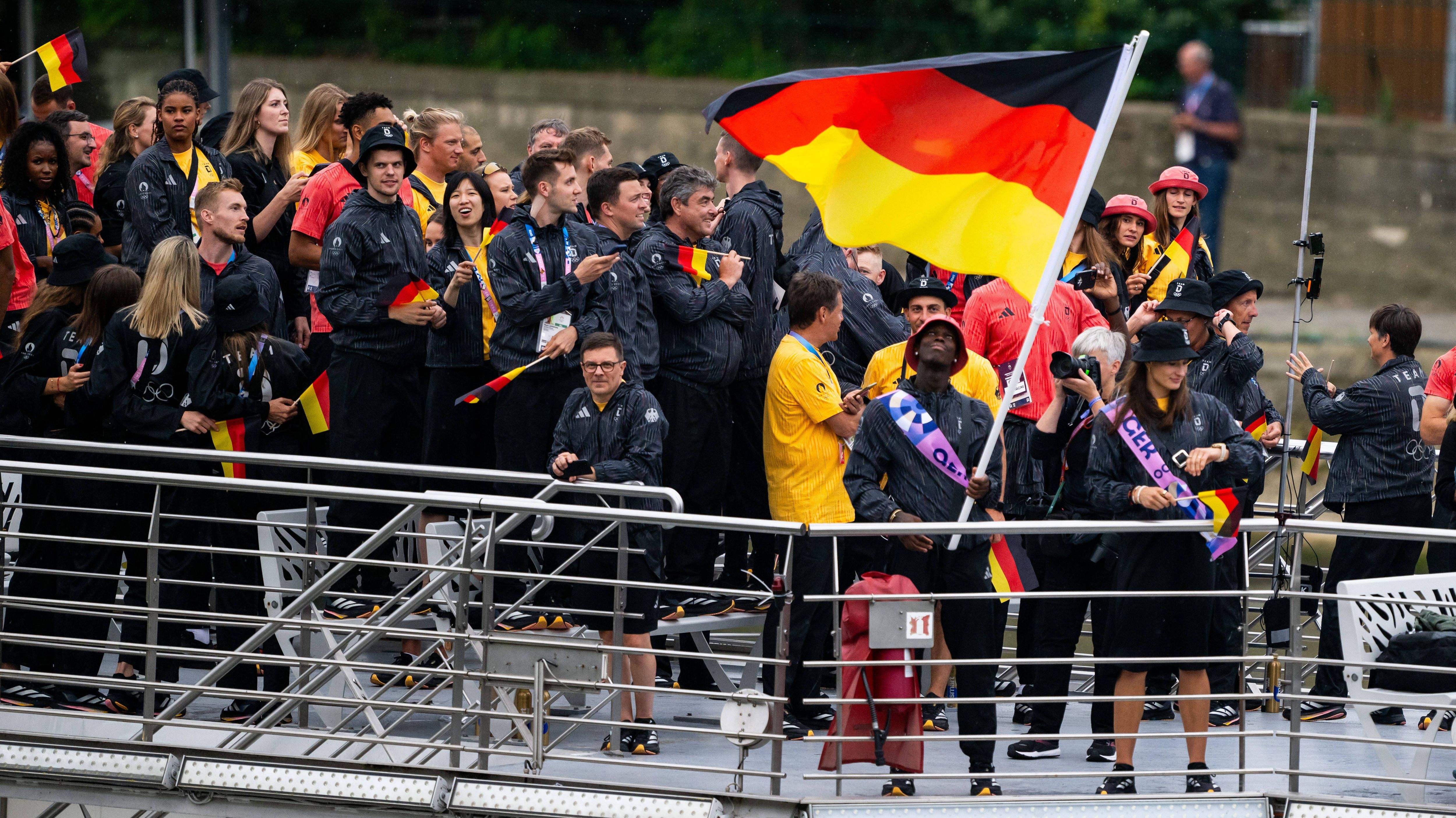 <strong>Olympia 2024: Die besten Bilder der Eröffnungsfeier in Paris</strong><br>Dennis Schröder und Anna-Maria Wagner schwenken die deutsche Fahne...