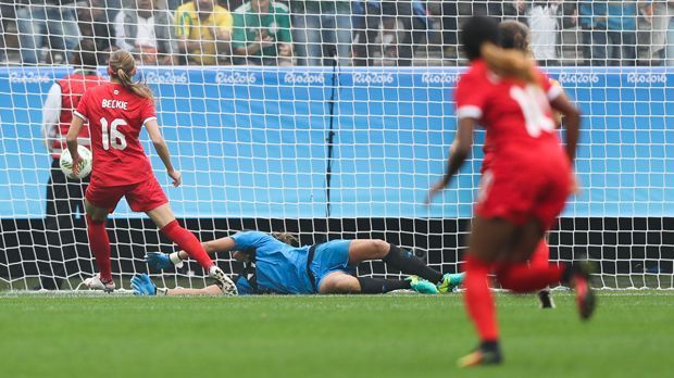 
                <strong>Janine Beckie (Kanada)</strong><br>
                Schnellstes Tor im olympischen Fußballturnier: Gerade einmal 19 Sekunden benötigt die Kanadierin Janine Beckie gegen Australien, bis der Ball im Netz zappelt. Damit löst die Stürmerin den Mexikaner Oribe Peralta ab, der im Finale der London-Spiele 2012 nach 28 Sekunden getroffen hatte. 
              