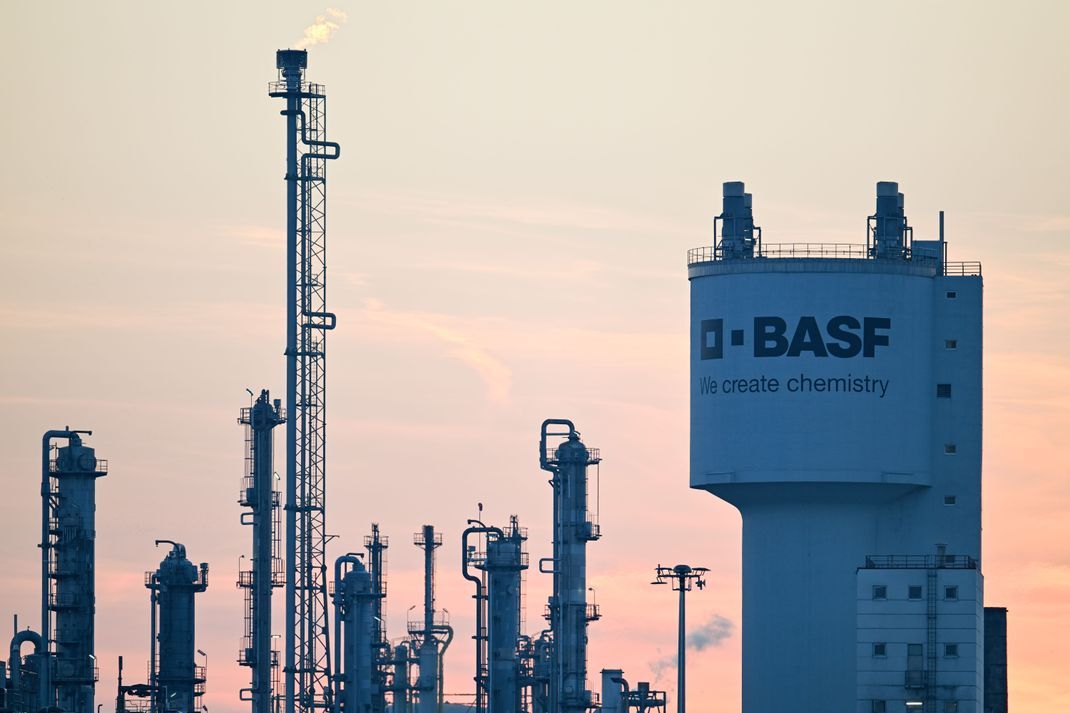 BASF in Ludwigshafen: Am Stammwerk steht ein Stellenabbau bevor.