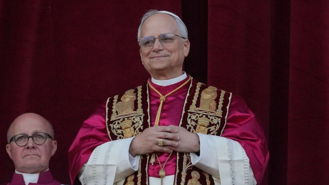 Der neu gewählte Papst Leo XIV., US-Amerikaner Robert Prevost, erscheint auf dem Balkon des Petersdoms im Vatikan.