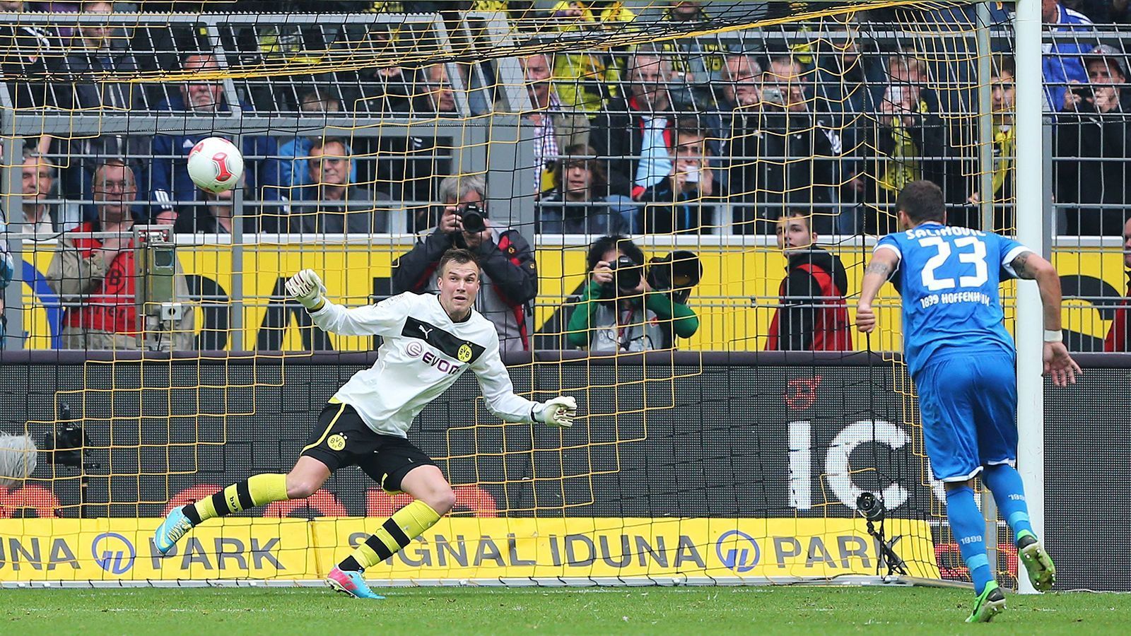 
                <strong>2012/13: BVB verhilft Hoffenheim zur Relegation</strong><br>
                Für Borussia Dortmund geht es am letzten Spieltag um nichts mehr. Die Bayern sind schon längst Meister, Platz 2 ist sicher. Bei der TSG aus Hoffenheim sieht das anders aus. Nach einer schwachen Saison stehen die Kraichgauer auf Platz 17, Augsburg und Düsseldorf sind zwei Punkte weg. Die TSG hat mit dem BVB den scheinbar schwersten Brocken vor der Brust und muss gewinnen. Die Fortuna verliert in Hannover klar mit 0:3, der FCA gewinnt mit 3:1 gegen Fürth und ist gerettet. Der BVB geht schon in der 6. Minute in Führung. Eigentlich ist die TSG bis zur 77. Minute sicher abgestiegen. Dann verwandelt Sejad Salihovic einen Elfmeter zum 1:1-Ausgleich. Noch ein Tor trennt die TSG von der Relegation, dann kommt die 81. Minute. Roman Weidenfeller fällt Sven Schipplock. Weidenfeller sieht Rot wegen Notbremse und es gibt Elfmeter. Da der BVB schon dreimal gewechselt hat, zieht sich Kevin Großkreutz die Handschuhe an. Gegen Salihovic hat er aber keine Chance. Die TSG gewinnt mit 2:1, holt Platz 16 und bleibt über die Relegation (5:2 gegen Kaiserslautern) in der Bundesliga.
              