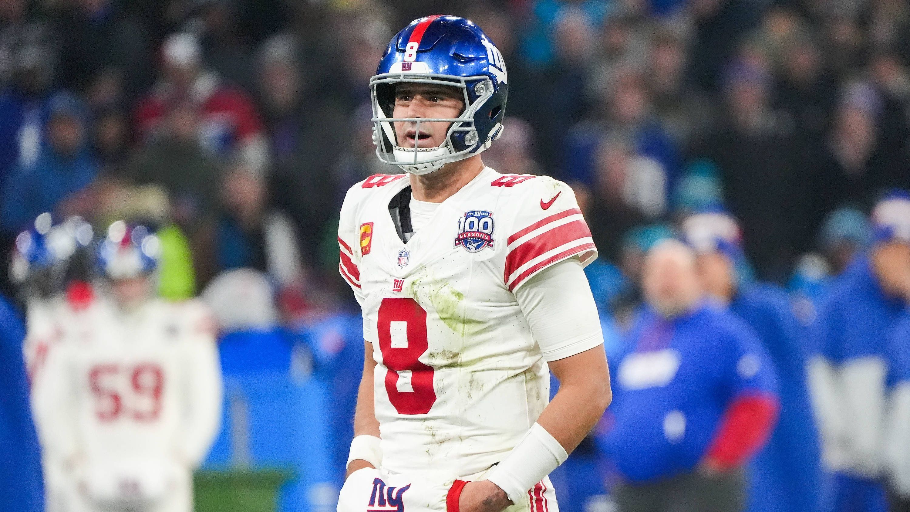 <strong>Daniel Jones (New York Giants)</strong><br>Die Entlassung von Jones kommt die Giants teuer zu stehen. Der 27-Jährige hatte nach der Saison 2022 einen Vertrag über 160 Millionen Dollar unterschrieben, durch den die Giants in der aktuellen Saison 2024 laut "Spotrac" satte 47,1 Millionen Dollar an Dead Cap schlucken müssen. Laut NFL-Insider Tom Pelissero sind es für 2025 auch noch 22,1 Millionen Dollar, mit dem der Cap belastet wird. Spareffekt bei der Gehaltsobergrenze 2025: Immerhin 19,395 Millionen Dollar.