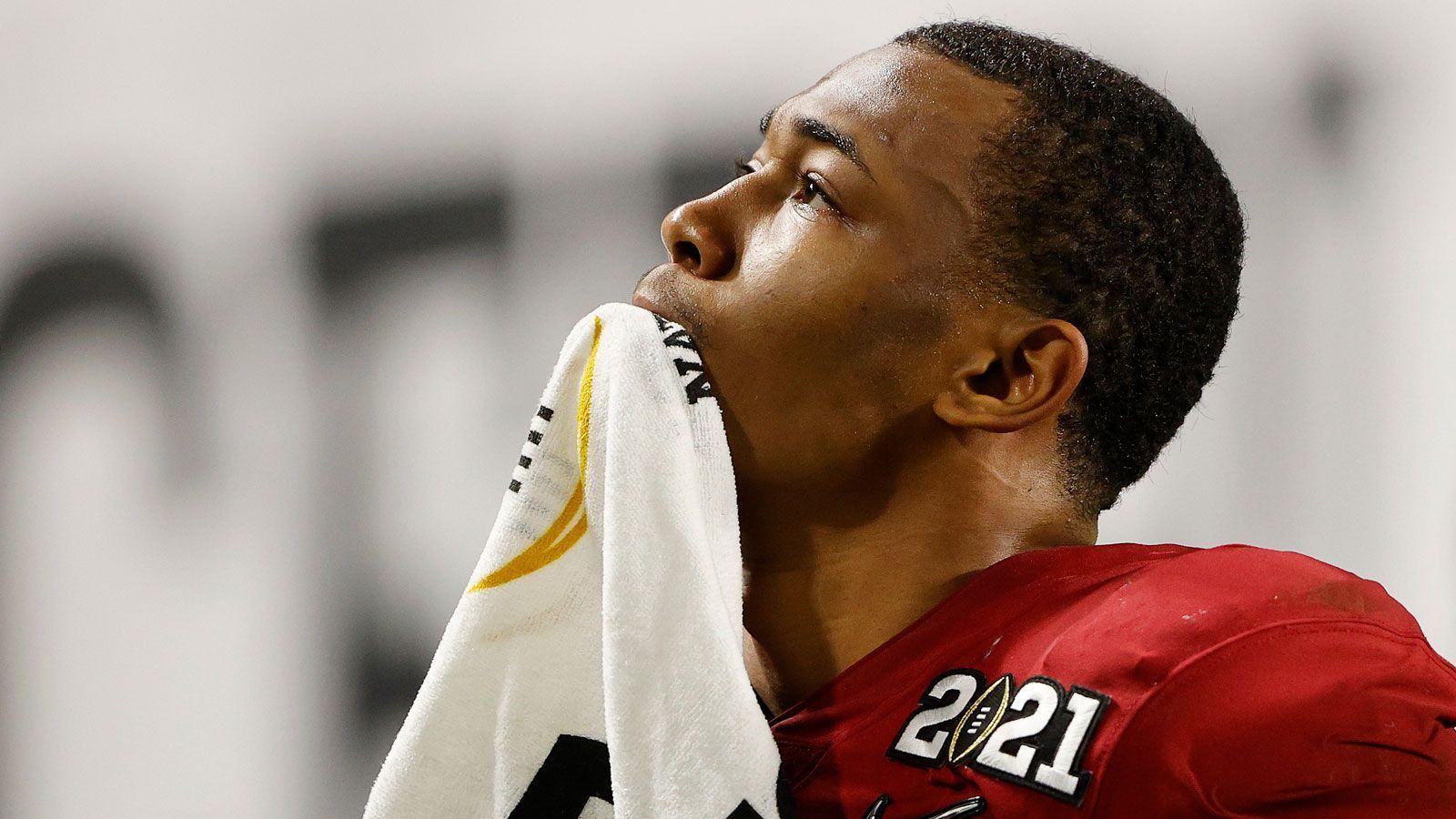 
                <strong>6. Pick: Miami Dolphins - DeVonta Smith (Wide Receiver)</strong><br>
                Auch Tua Tagovailoa bekommt seinen besten Receiver aus dem College an die Seite gestellt. Die Dolphins geben Tua eine weitere Waffe, um gleichzeitig ihren jungen Quarterback weiter zu evaluieren. Der Heisman-Winner Smith ist eine Yards-After-Catch-Maschine. läuft extrem flüssige Routen und hat spektakulär gute Hände. Einzig seine dürre Statur bereitet Fragezeichen.
              