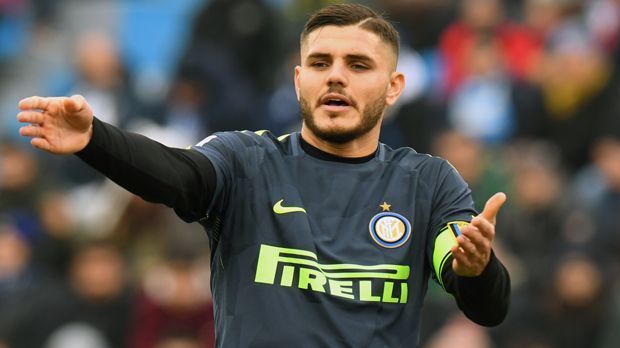 
                <strong>Mauro Icardi (Inter Mailand)</strong><br>
                Rund um mögliche Transfers halten sich Verantwortliche in der Regel bedeckt - nicht so im Fall von Mauro Icardi. Der Nationaltrainer des Argentiniers, Jorge Sampaoli, plauderte im Januar 2018 ganz offen vor Journalisten über einem möglichen Transfer des Inter-Stürmers zu Real Madrid: "Ich habe mit Icardi gesprochen und ihm das gesagt, was ich allen sagte: Dass er sich nicht zurücklehnen soll, dass er für die WM nominiert wird, wenn er in einer guten Form ist. Zudem ist er einem Wechsel zu Real Madrid nahe. Er wird von Real beobachtet und ist fast verpflichtet." Diese Aussage würde zu den Gerüchten passen, wonach Real dem bisherigen Star-Stürmer Benzema einen Vereinswechsel nahegelegt haben soll - denn mit Icardi steht der Nachfolger bereits mehr oder weniger fest.
              