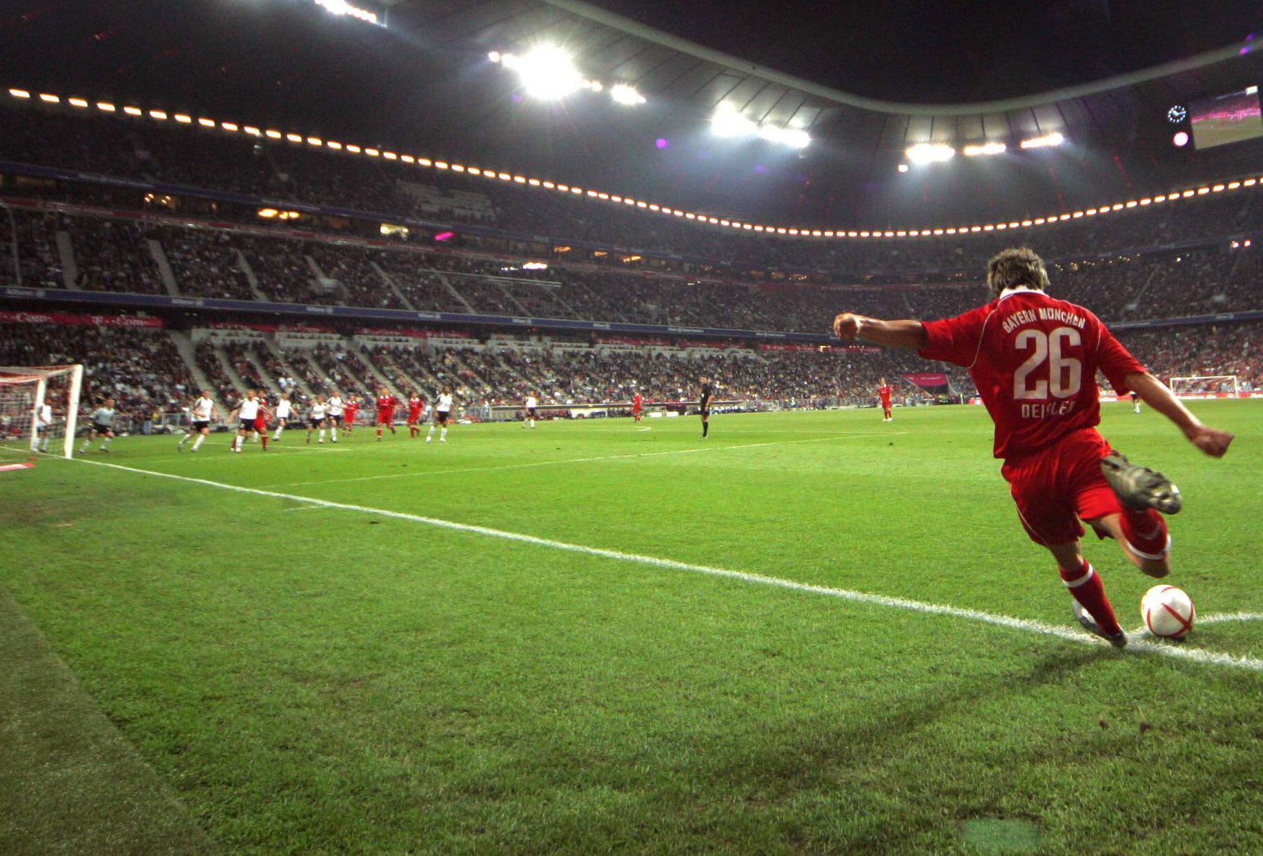 
                <strong>Die Zahlen und Fakten rund ums Stadion</strong><br>
                Die Allianz Arena feiert zehnjähriges Jubiläum. Am 31. Mai 2005 erzielte Sebastian Deisler das erste Tor für die Bayern im Eröffnungsspiel gegen die deutsche Nationalmannschaft. Bei der Weltmeisterschaft 2006 wurden gar sechs Spiele in München ausgetragen.
              