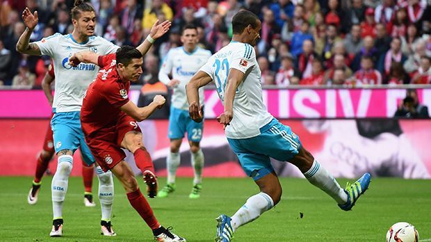 
                <strong>FC Bayern München vs. FC Schalke 04: Die Spieler in der Einzelkritik</strong><br>
                Der FC Bayern München besiegt den FC Schalke 04 am 30. Spieltag der Bundesliga klar und deutlich mit 3:0 und marschiert mit großen Schritten in Richtung Titelverteidigung. ran.de hat genau hingeschaut - hier gibt es die beiden Teams in der Einzelkritik.
              