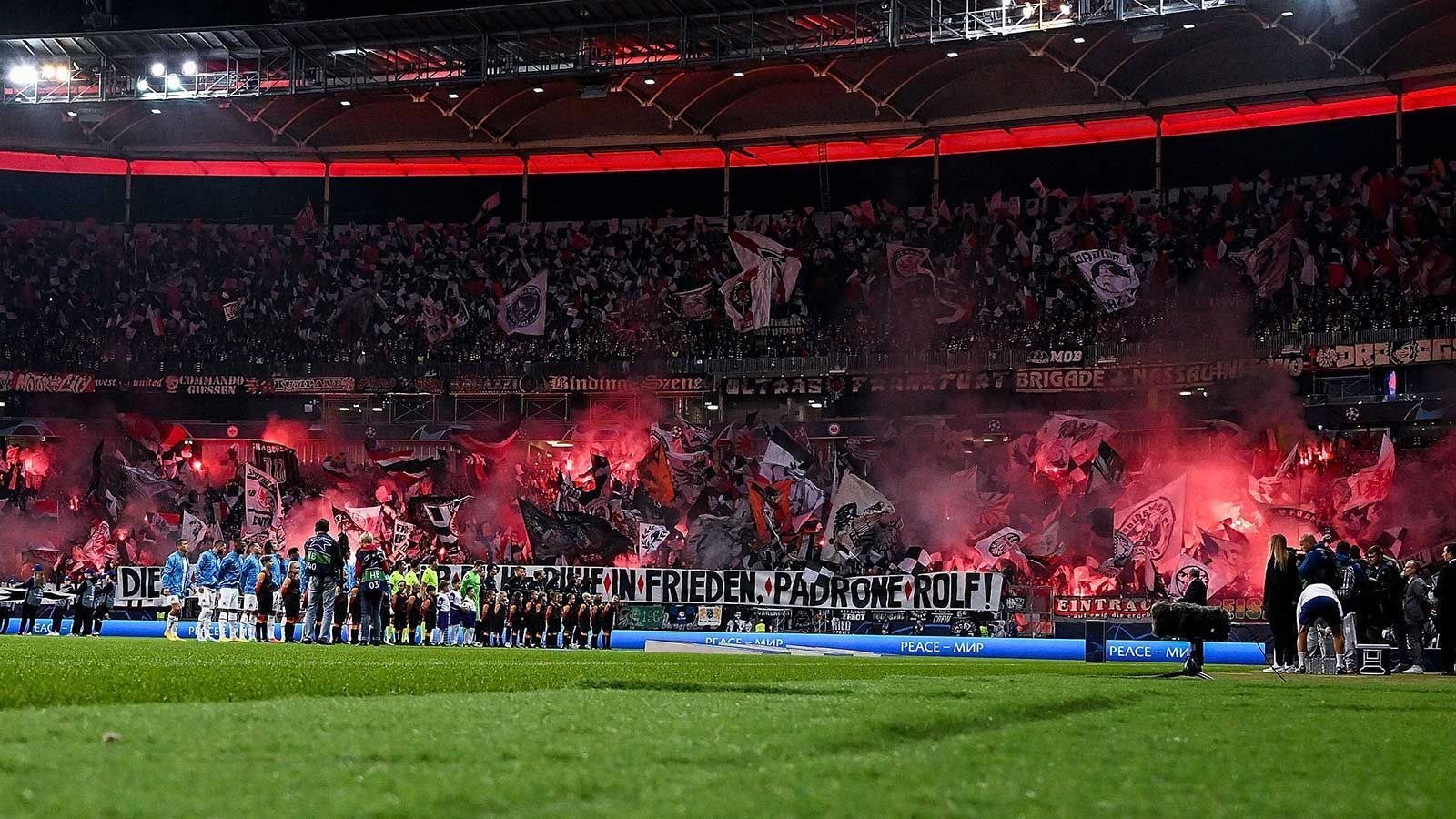 
                <strong>Heimspiel gegen Olympique Marseille (26. Oktober 2022)</strong><br>
                Im letzten Heimspiel der Frankfurter in der Gruppenphase der Champions League wurde vor dem Anpfiff ordentlich Pyrotechnik abgebrannt. Dazu gab es ein Fahnenmeer in der Kurve. Folgerichtig gewann die Eintracht mit 2:1 und erhielt sich die Chance, ins Achtelfinale einzuziehen.
              