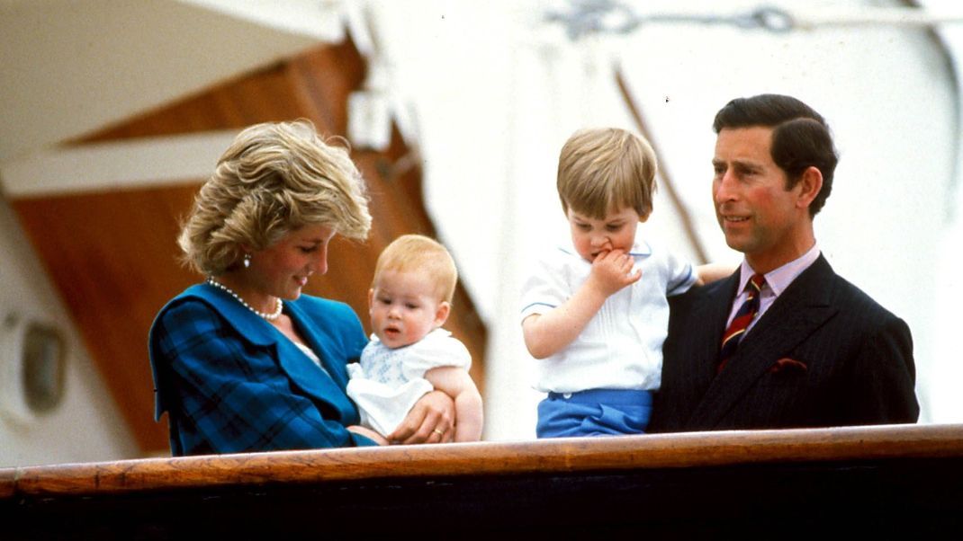 Prinzessin Diana mit ihren Söhnen Harry und William und ihrem Ex-Mann König Charles III.