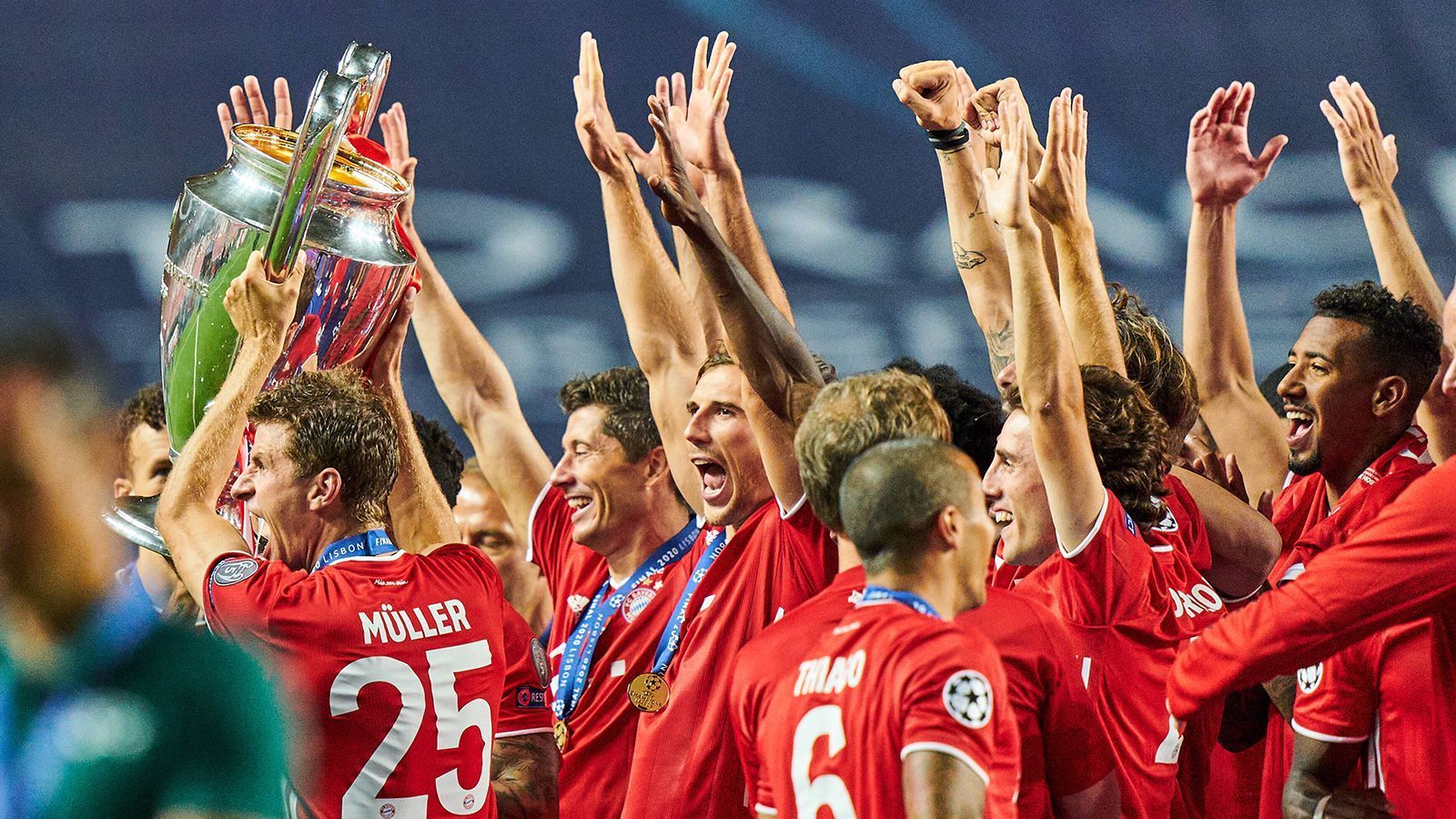 
                <strong>Test beim Europäischen Supercup mit dem FC Bayern München</strong><br>
                Der FC Bayern München könnte einen möglichen Sieg im europäischen Supercup gegen Europa-League-Champion FC Sevilla wohl mit 3000 eigenen Fans im Stadion feiern. Laut "kicker" will die UEFA beide Finalisten mit einem Kartenkontingent in dieser Höhe versorgen. Das Spiel in Budapest soll als "Pilotprojekt" vor Zuschauern ausgetragen werden. Auch der deutsche Supercup am 30. September in München, bei dem die Bayern auf Borussia Dortmund treffen, sollte nach dem Willen der DFL vor "einer bestimmten Anzahl von Zuschauern" stattfinden. Ob dies nach den Beschlüssen des Spitzentreffens noch möglich ist, bleibt abzuwarten.
              