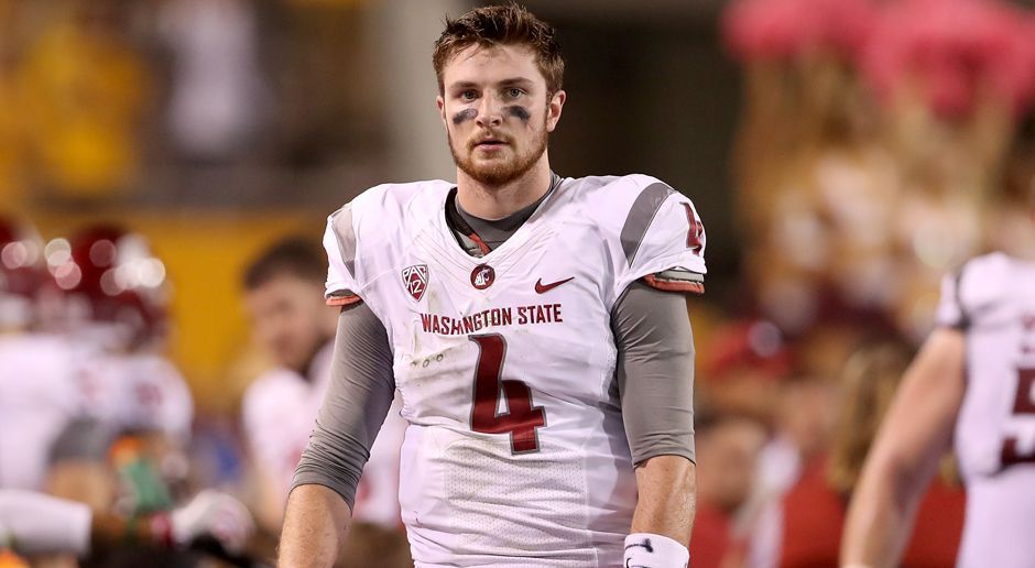 
                <strong>Luke Falk - Washington State University</strong><br>
                Luke Falk spielt eine solide Saison und fällt auch unter die Kategorie Pocket-Passer mit gutem Arm. Zeitweise konzentriert er sich aber zu sehr auf eine Seite oder einen einzelnen Receiver. Je nachdem wie die Quarterback-Situation bei den NFL-Teams zum Draftzeitpunkt aussieht, könnte er auch in Runde zwei bis vier gepicked werden.
              