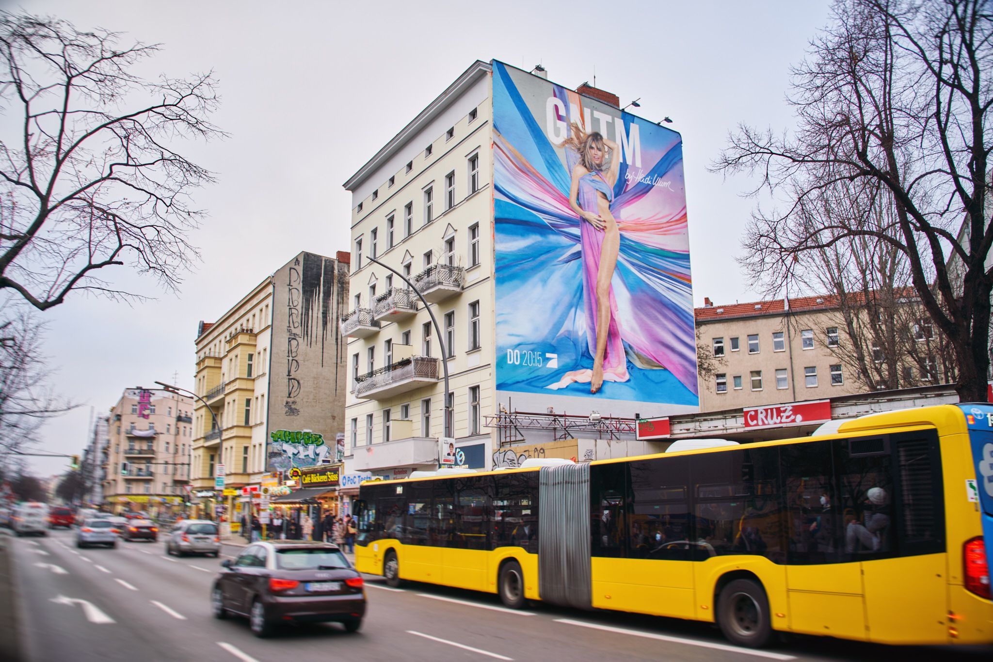 Mitten in Berlin strahlt Heidi Klum von einer Hauswand.