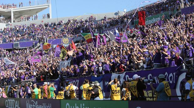 
                <strong>Camping World Stadium (Orlando)</strong><br>
                Camping World Stadium (Orlando): In Orlando steht das kleinste Stadion der Copa America. 60.219 Zuschauer passen in die Heimspielstätte des MLS-Klubs Orlando City SC mit Star Kaka. Im April 2016 erwarb der Wohnmobil-Händler Camping World für zehn Jahre die Namensrechte am Stadion. Im Camping World Stadium werden bei der Copa America drei Vorrundenspiele ausgetragen.
              