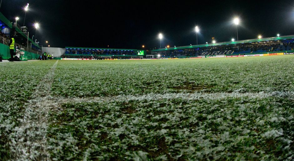 
                <strong>Schlechter Platz: DFB sagt Lotte vs. BVB ab</strong><br>
                Ein kleiner Schneeteppich bedeckte den Rasen im Stadion des Drittligisten. Das wirkliche Ausmaß war hier noch nicht sichtbar.
              