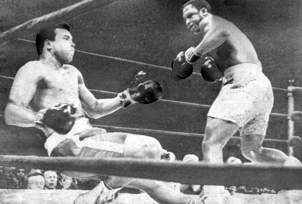 
                <strong>Muhammad Ali vs. Joe Frazier </strong><br>
                Bereits das erste Duell zwischen Muhammad Ali und Joe Frazier am 08.03.1971 geht als "Fight of the Century" in die Geschichtsbücher des Boxens ein. Frazier schickt Ali in der 15. Runde zu Boden und gewinnt den Kampf nach Punkten.
              