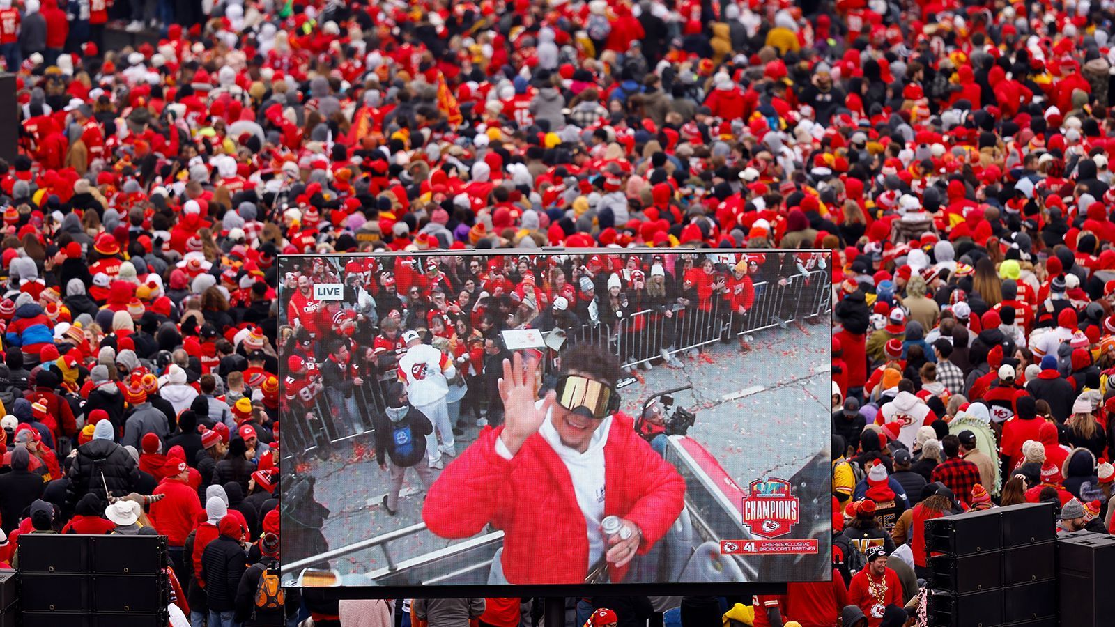 
                <strong>Mahomes grüßt mit Brille</strong><br>
                Patrick Mahomes - mit stylischer Skibrille unterwegs – grüßt die Fans von der Leinwand aus.
              