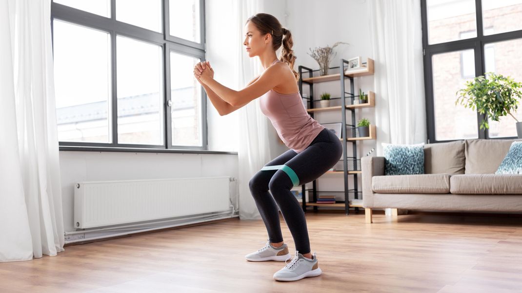 Squats aktivieren unter anderem den Gluteus Maximus - den größten Muskel des Körpers.