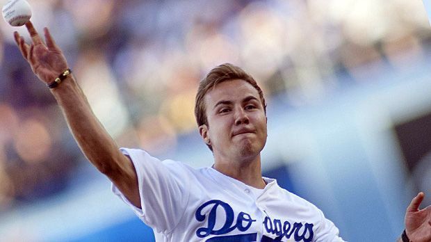 
                <strong>Mario Götze und sein First Pitch</strong><br>
                Der Nationalspieler holt aus und ...
              