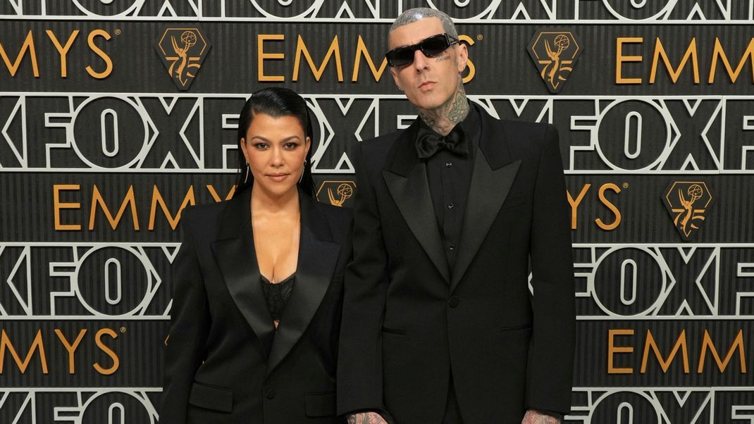 Kourtney Kardashian und Travis Barker zeigen auf roten Teppichen nur allzu gerne, wie sehr sie sich lieben.
