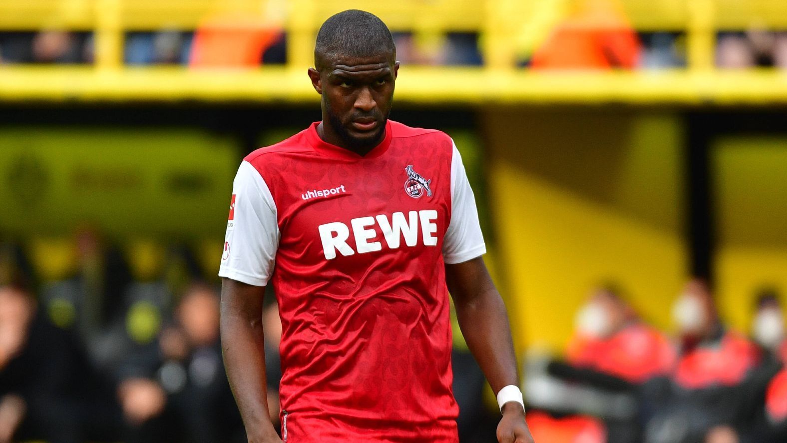 
                <strong>1. FC Köln: Anthony Modeste</strong><br>
                "Ein Spieler, der oft als möglicher Flop betrachtet wird, ist Anthony Modeste. Modeste wurde im Jahr 2017 von Tianjin Quanjian zu 1. FC Köln zurück transferiert. Er hatte zuvor bereits für den Verein gespielt und in der Saison 2016/2017 eine starke Leistung gezeigt. Allerdings konnte Modeste nach seiner Rückkehr nicht an seine vorherigen Leistungen anknüpfen. Er hatte Schwierigkeiten, seine Form zu finden und erzielte in den folgenden Spielzeiten nicht die erwartete Anzahl an Toren. Zudem gab es auch interne Streitigkeiten zwischen Modeste und dem Verein bezüglich seines Vertrags. Modestes Transfer wird oft als enttäuschend angesehen, da er nicht die erwartete Verstärkung für die Offensive des 1. FC Köln darstellte und die hohen Erwartungen nicht erfüllen konnte."
              