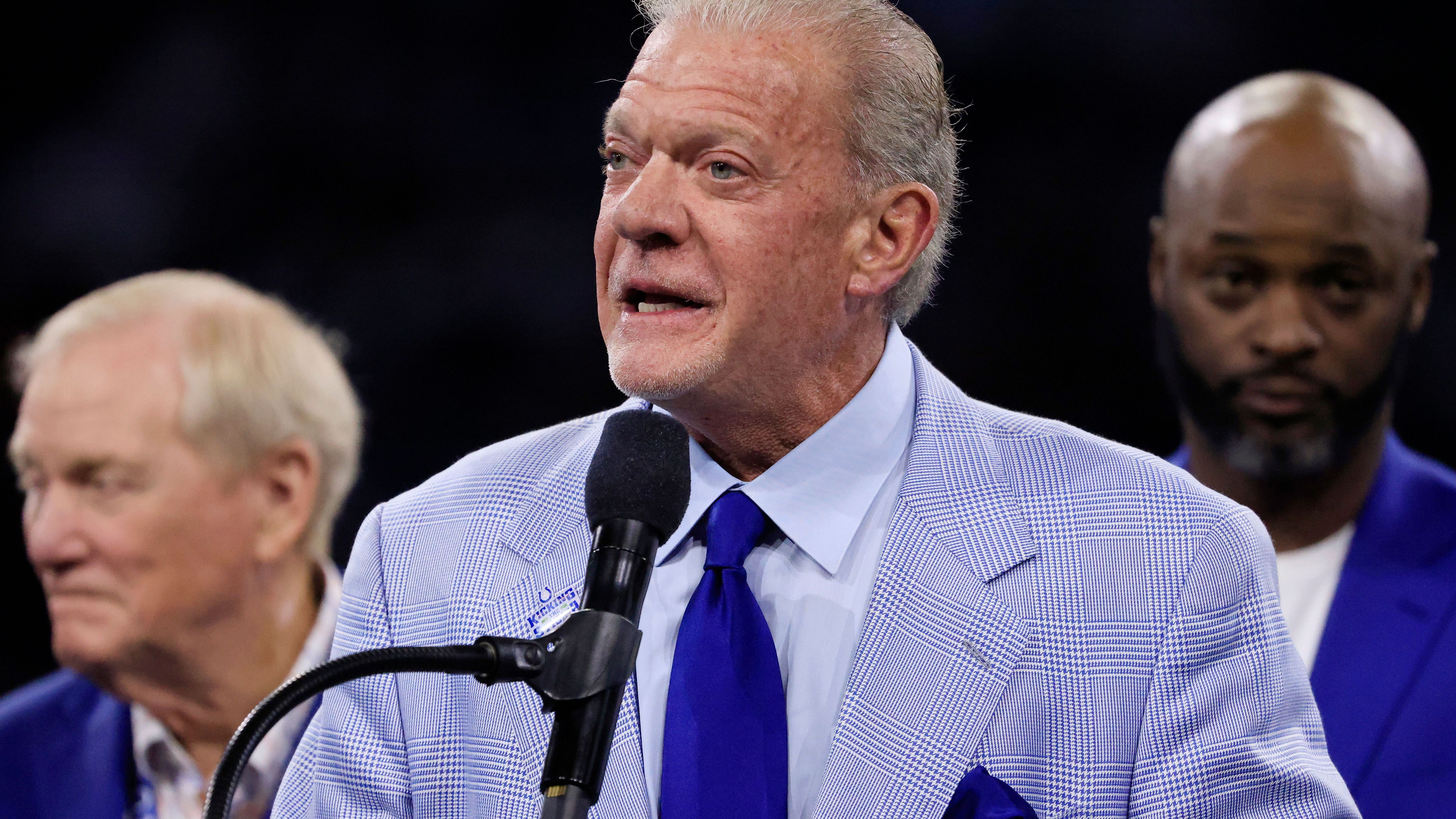Dass Geldstrafen nicht nur gegen Spieler ausgesprochen werden können, beweist der Fall Jim Irsay. Der Besitzer der Indianapolis Colts war 2014 unter Drogeneinfluss mit dem Auto unterwegs. Die NFL belegte ihn mit einer <strong>500.000 US-Dollar-Strafe.</strong>