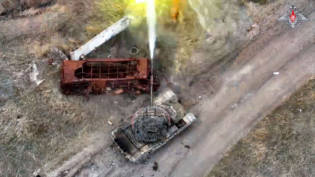 Symbolbild: Dieses vom Pressedienst des russischen Verteidigungsministeriums zur Verfügung gestellte Videostandbild zeigt einen russischen Panzer, der auf eine ukrainische Stellung an einem nicht näher bezeichneten Ort feuert. 