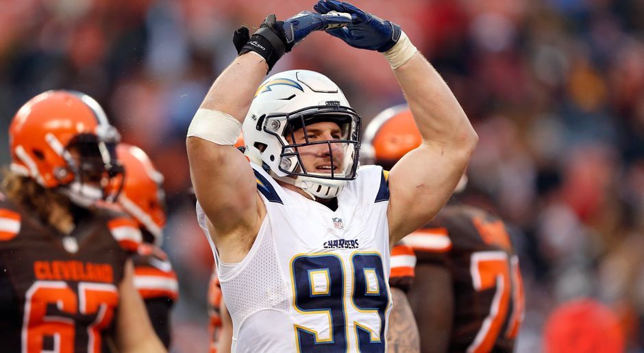 
                <strong>Defensive End: Joey Bosa (Los Angeles Chargers)</strong><br>
                Die Position des zweiten Defensive Ends wurde zu einer schwierigen Entscheidung in der Redaktion. Letztlich bekam Joey Bosa den Vorzug vor Jaguars-Star Calais Campbell. Gemeinsam mit Melvin Ingram bildet Bosa das vielleicht stärkte Pass-Rush-Duo der NFL. 11,5 Sacks in 13 Spielen sprechen eine deutliche Sprache für den erst 22-Jährigen. Mit 57 Tackles ist er in dieser Statistik zusätzlich der drittbeste Defensive End der Liga.
              