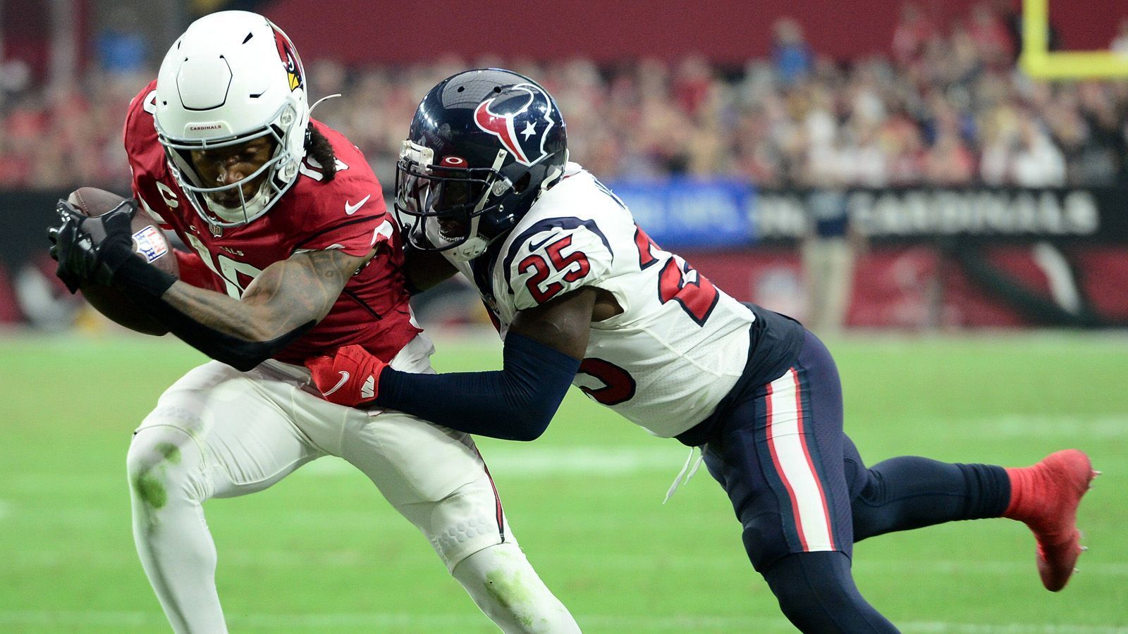 
                <strong>Houston Texans</strong><br>
                Nicht ausgeschlossen ist auch eine Wiedervereinigung mit den Houston Texans. Hopkins verbrachte die ersten sieben Spielzeiten seiner Profikarriere in Houston. Seine Familie lebt noch immer dort. Nach seiner Entlassung bei den Cardinals wurde der Passempfänger bereits zu einem inoffiziellen Besuch bei den Texans empfangen. 
              