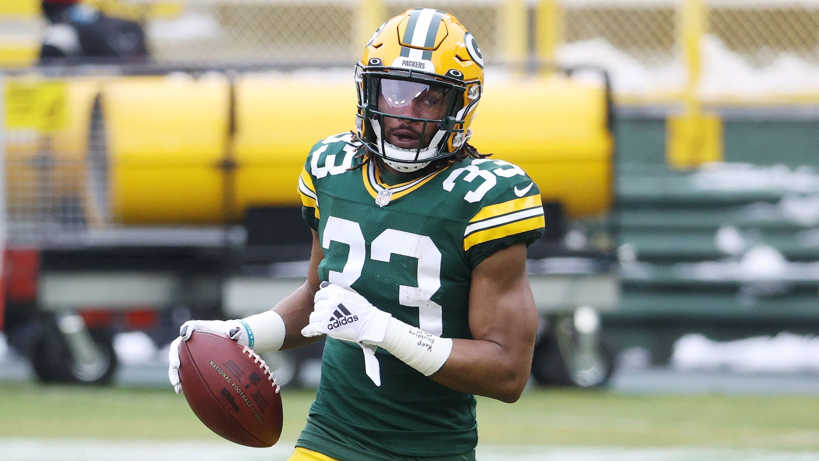 
                <strong>Green Bay Packers verzichten bei Aaron Jones</strong><br>
                Running Back Aaron Jones wurde von Green Bay Packers nicht mit dem Franchise Tag gehalten. Dennoch besteht für den 26-Jährigen nach der zweiten Saison mit über 1.000 Rushing Yards in Folge kein Grund zur Sorge. Jones selbst erklärte bereits, dass er sich eine Rückkehr nach Green Bay mit einem Langzeitvertrag durchaus vorstellen könne, allerdings hat der 2020er Pro Bowler durchaus auch andere Optionen. Denn mit über zehn Millionen Dollar an Minus im Cap Space dürfte sich ein teurer Mehrjahresvertrag für Green Bay nur schwer darstellen lassen. Wenig verwunderlich führt weiterhin eine heiße Spur zu den Miami Dolphins.
              