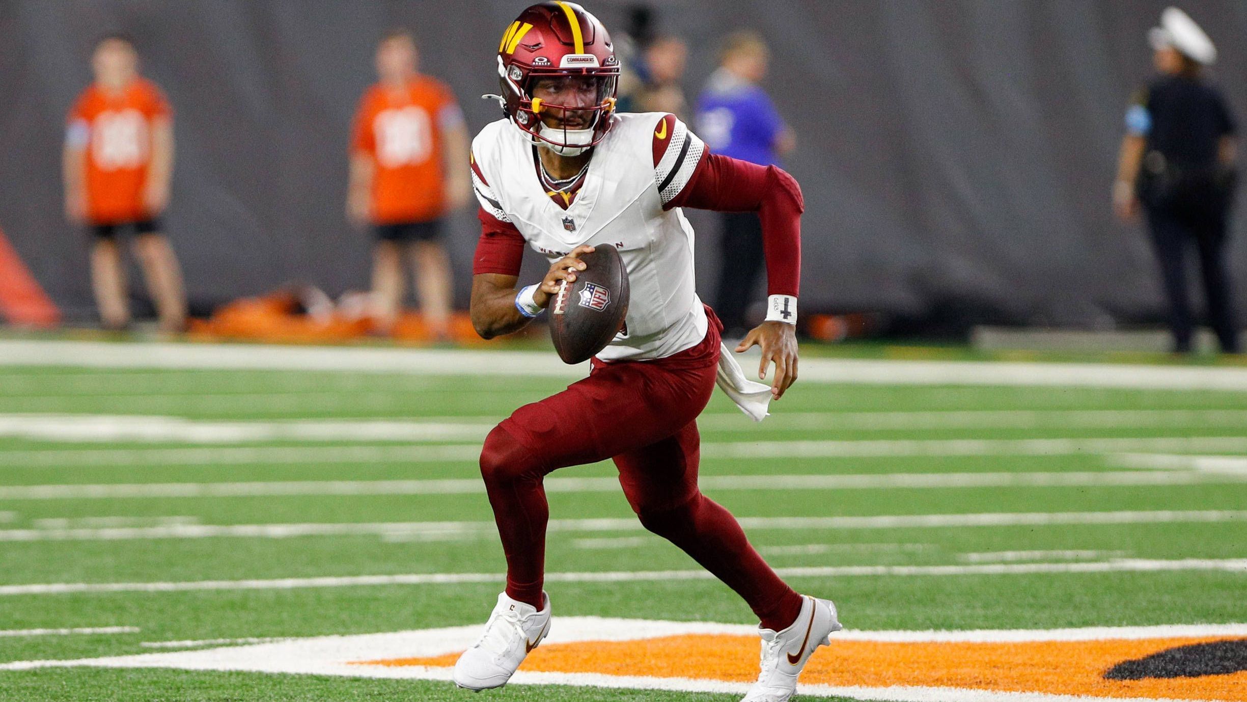 <strong>Week 4: Jayden Daniels (Washington Commanders)</strong><br>Der Rookie-Quarterback stellte beim <a target="_blank" href="https://www.ran.de/sports/ticker/ma10251899/liveticker?from=%2Fsports%2Fteams%2Fte3080%2Fspiele-und-ergebnisse">dritten Commanders-Sieg in Folge</a> eine ganz besondere Bestmarke auf. Nach seinen ersten vier Einsätzen kann Daniels eine Passquote von 82,1 Prozent vorweisen. Damit stieß der 23-Jährige die NFL-Legende Tom Brady vom Thron. Seit 2007 konnten die 79,2 % zu diesem Saisonzeitpunkt bei mindestens 75 Versuchen nicht übertroffen werden.