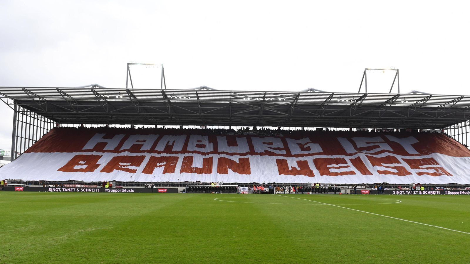 
                <strong>Hamburg-Derby: Pauli-Fans heizen dem Millerntor ein</strong><br>
                Das Hamburg-Derby zwischen dem FC St. Pauli und dem Hamburger SV sorgte in der Saison 2018/19 vor dem Anpfiff für echte Highlights. Die Pauli-Fans vermittelten auf der Gegengerade ein deutliches Statement: Auf dem braun-weißen Banner stand "Hamburg ist braun-weiß". 
              