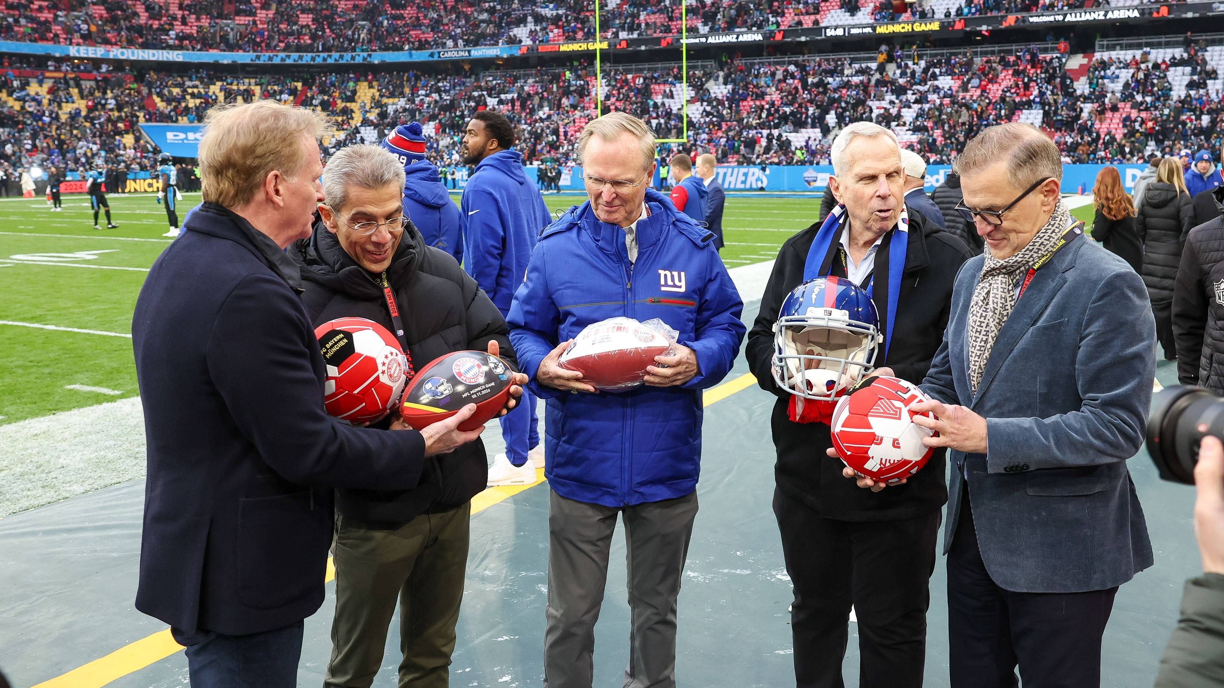 <strong>NFL Munich Game 2024: Diese Stars besuchten das Football-Spektakel</strong><br>Millionäre unter sich. Neben NFL-Commissioner <strong>Roger Goodell</strong> (l.) bestaunen hier unter anderem Giants-Owner <strong>John Mara</strong> (M.) und&nbsp;Bayern-Vorstandsvorsitzender <strong>Jan-Christian Dreesen</strong> (r.) FC-Bayern-inspirierte NFL-Utensilien.