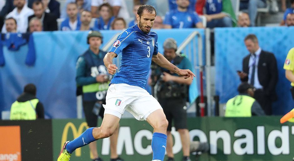 
                <strong>Giorgio Chiellini</strong><br>
                Giorgio Chiellini: War meist der erste Spieler der Italiener im Aufbau des Offensivspiels. Hatte eine große Ruhe am Ball und beging kaum Fehler. Konnte beim 0:1 im Zentrum auch nicht mehr retten. Holte im Zweikampf mit Boateng einen Elfmeter raus. ran-Note: 3.
              