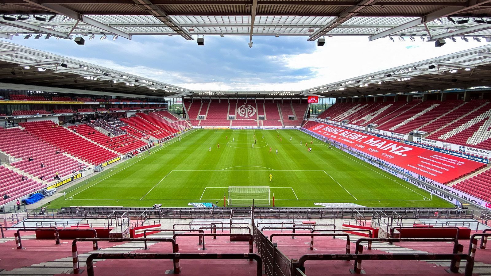 
                <strong>1. FSV Mainz 05</strong><br>
                Stadion: Opel-ArenaKapazität: 34.000Vorgehen: Kein Dauerkartenverkauf an Neukunden; Bei Abo-Besitzern werden die Beträge erst anteilig belastet, wenn die Dauerkarte wieder genutzt werden kann
              