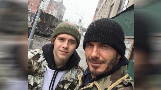 
                <strong>Brooklyn und David Beckham</strong><br>
                Brooklyn und sein Vater stehen sich sehr nahe und unternehmen viel gemeinsam. Unter dieses Foto schrieb Beckham-Senior: "Ich weiß nicht, ob ich ein cooler Dad bin oder ob Brooklyn denkt: 'Ernsthaft? Wir haben die selben Jacken an, Dad.'"
              