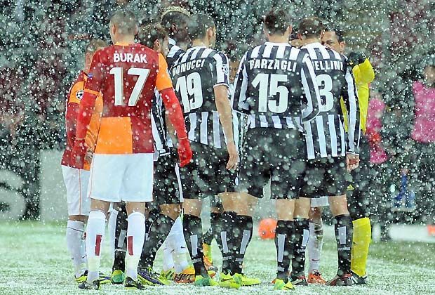 
                <strong>Galatasaray Istanbul - Juventus Turin (Spielabbruch)</strong><br>
                Ungewohnte Szenen in Istanbul: Nach 34 Minuten muss das Spiel aufgrund starkem Schneefall abgebrochen werden. Laut UEFA soll die Partie am Mittwoch (11.12.) um 13 Uhr fortgesetzt werden
              