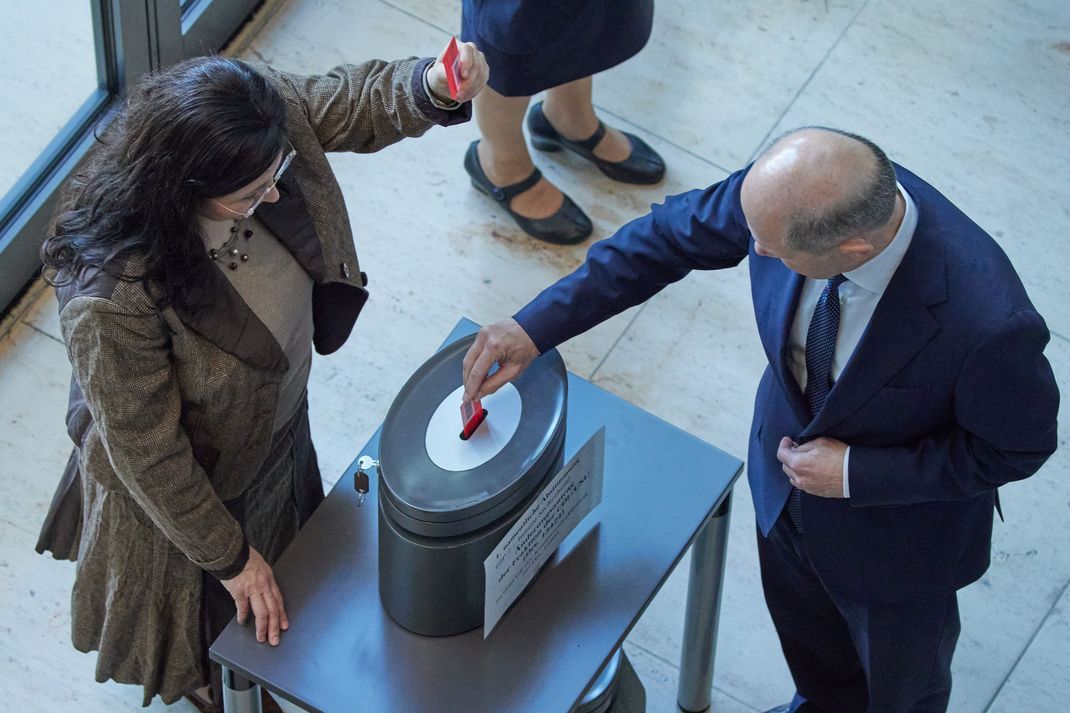 Bundeskanzler Olaf Scholz (SPD) gibt bei der 195. Sitzung des Deutschen Bundestages namentlich seine Stimme zum "Sicherheitspaket" ab.