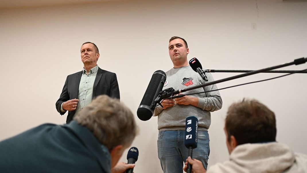 Oldermann Maxi Rau, Vorsitzender des Verein Borkumer Jungen (VBJ) und Jürgen Akkermann (links), Bürgermeister der Insel Borkum, sprechen mit der Presse. Der Nikolausbrauch "Klaasohm" auf Borkum sorgt bundesweit für Empörung.