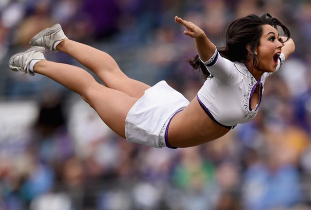 
                <strong>Baltimore Ravens - San Diego Chargers 33:34</strong><br>
                Um im kühlen Baltimore die Fans anzuheizen, legen die Cheerleader eine spektakuläre Flugshow hin.
              