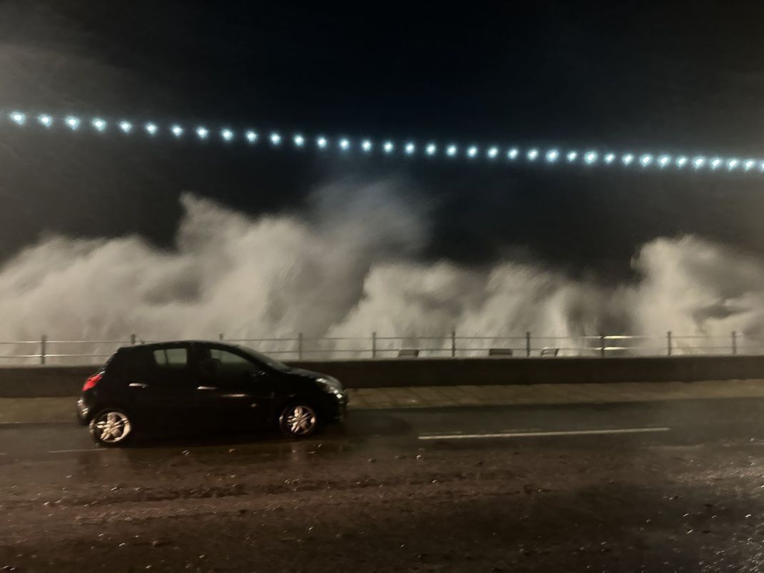 Die Aufnahme zeigt Wellen, die über den Deich in Penzance in Cornwall brechen.