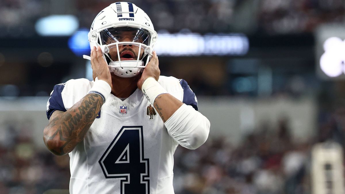 NFL, American Football Herren, USA Washington Commanders at Dallas Cowboys Oct 19, 2025; Arlington, Texas, USA; Dallas Cowboys quarterback Dak Prescott (4) looks on prior to the game against the Wa...