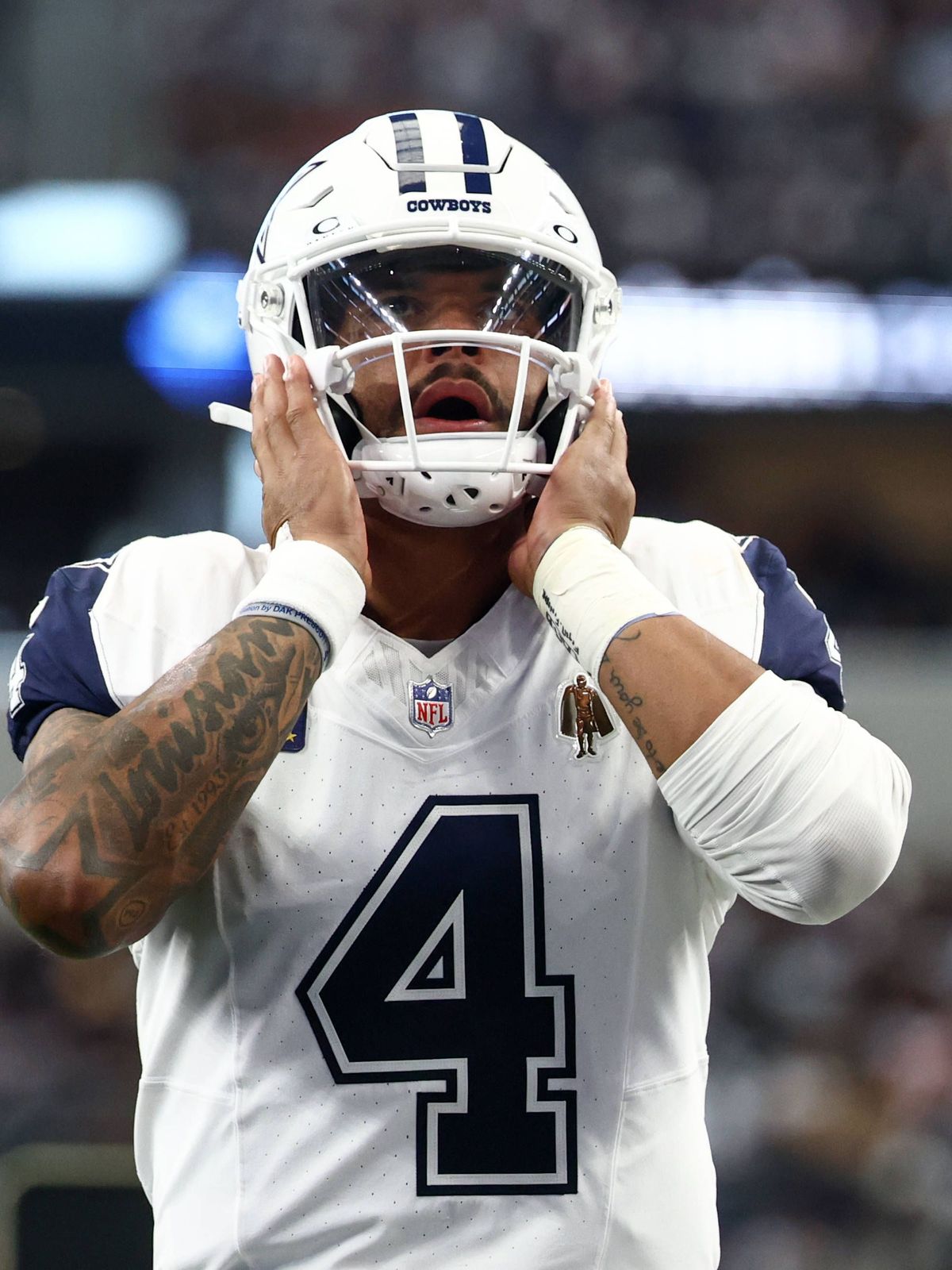 NFL, American Football Herren, USA Washington Commanders at Dallas Cowboys Oct 19, 2025; Arlington, Texas, USA; Dallas Cowboys quarterback Dak Prescott (4) looks on prior to the game against the Wa...