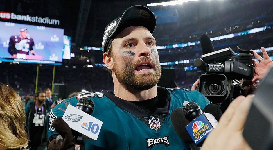 
                <strong>Chris Long (Defensive End)</strong><br>
                Der Routinier, der sein Jahresgehalt komplett spendet, hatte bereits im vergangenen Jahr nach dem Titelgewinn mit den New England Patriots den Trip ins Weiße Haus sausen lassen. Bereits eine Woche vor dem Super Bowl LII sagte Long auf die Frage nach einem möglichen Besuch in Washington: "Nein, ich werde nicht ins Weiße Haus gehen. Wollt ihr mich veralbern?" Im US-Wahlkampf hatte der D-Liner die Libertarian Party mit ihrem Spitzenkandidaten Gary E. Johnson unterstützt.
              