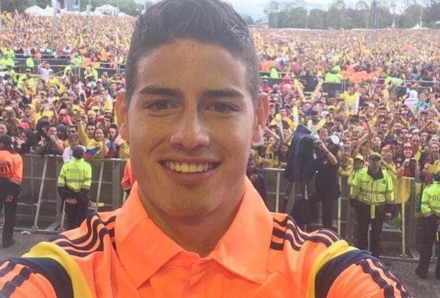 
                <strong>Großer Jubel</strong><br>
                Das schönste WM-Tor, die WM-Torjägerkanone und nun der Vertrag bis 2020 bei Real Madrid: Bei dem Kolumbianer James Rodriguez läuft alles nach Plan. Seine Fans sehen das genauso und empfangen ihn überschwänglich. Der 23-Jährige hält es in einem Selfie fest.
              